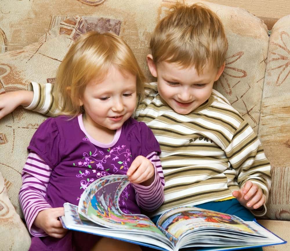 Dzieci czytają książkę