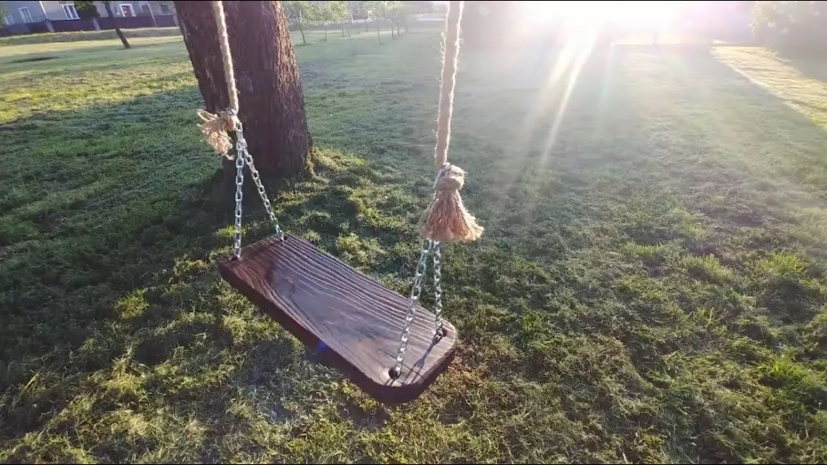 Jak zamontować huśtawkę między drzewami bez ryzyka uszkodzenia?