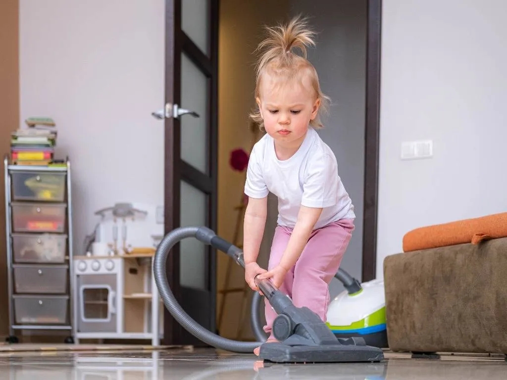 Jak nauczyć dziecko sprzątać w sposób przyjemny i skuteczny